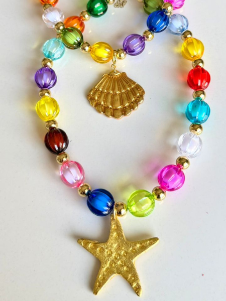 Collar multicolor con dijes de mar