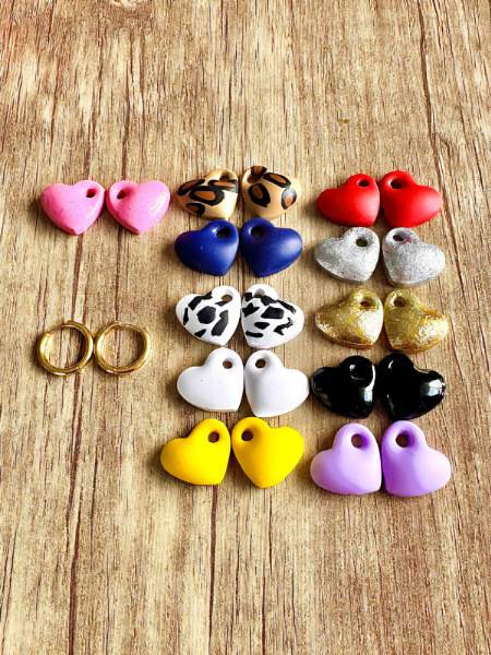 Aros dorados con charm de corazon inflado