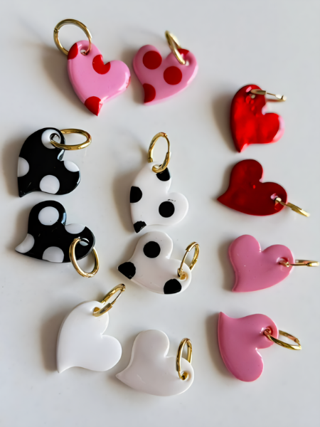 Aros con charm corazon asimetrico